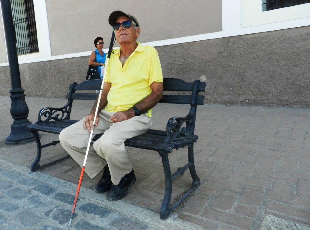 El afinador cubano de pianos Ricardo Fernu00E1ndez  un    breve  descanso en  la Plaza de los Trabajadores de Camagu00FCey
