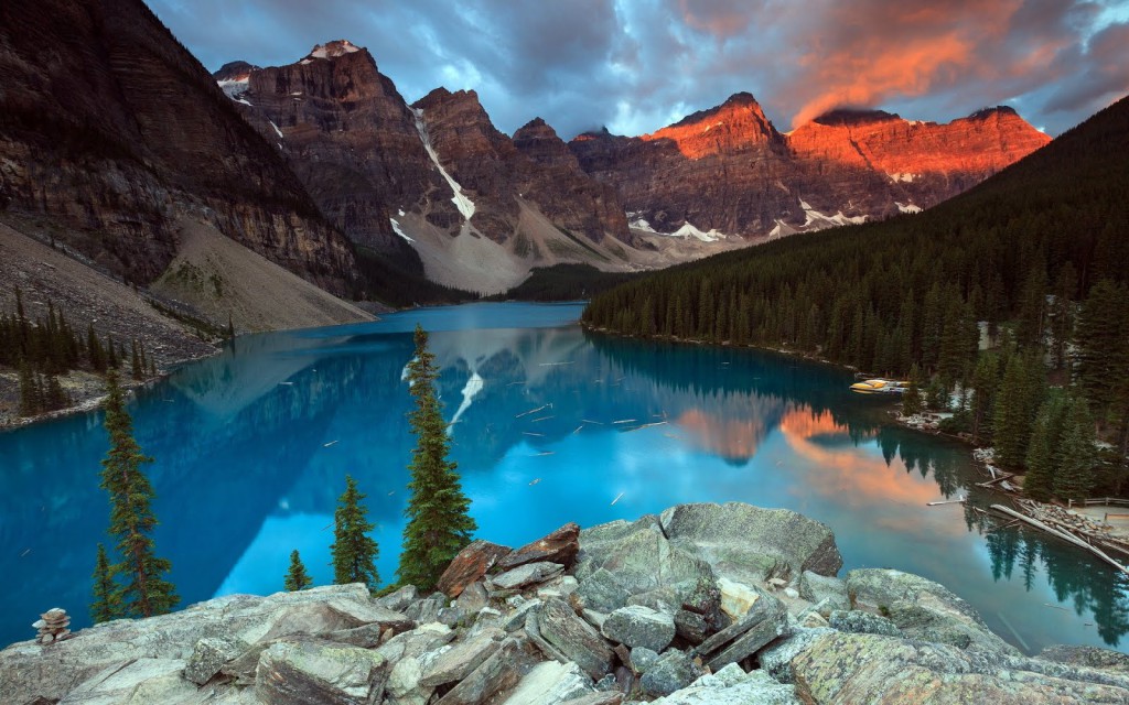 hermoso-lago-de-agua-azul-junto-a-las-grandes-montañas-y-bosques