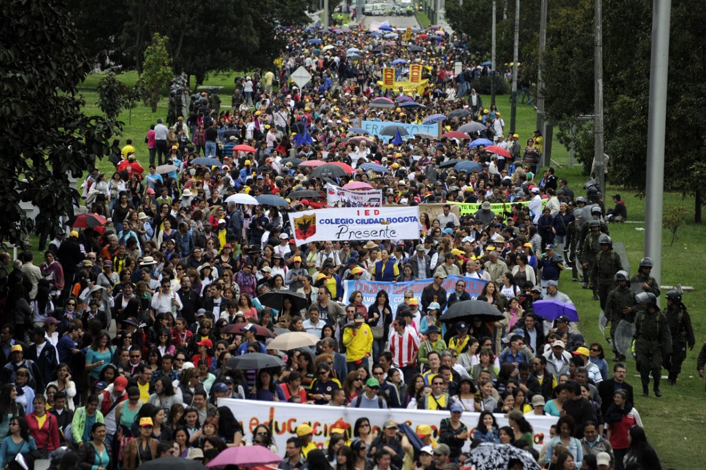 Thousands of teachers march towards the Ministry of Education in Bogota on September 10, 2013. Colombian teachers are holding a national strike. AFP PHOTO/Eitan Abramovich