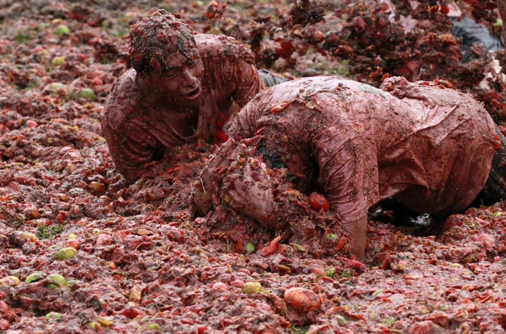 Revellers play with tomato pulp during the annual "Tomatina" (tomato fight) in Sutamarchan province in Boyaca June 2, 2013. REUTERS/John Vizcaino (COLOMBIA - Tags: SOCIETY TPX IMAGES OF THE DAY) ORG XMIT: JWV02