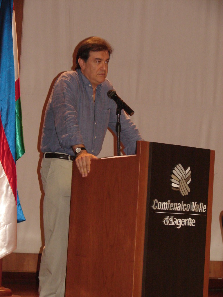 Carlos Medellin - Modero.