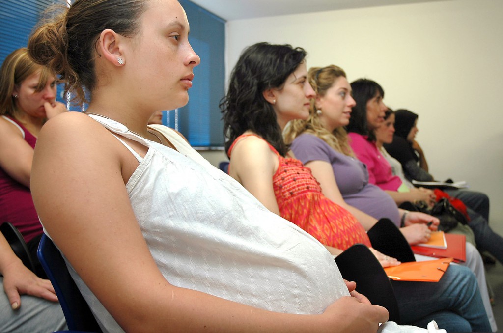Guadalajara 01/08/09.-Imagen de un grupo de mujeres embarazadas que han participado en el programa que el Hospital Universitariode Guadalajara puso en marcha para informar y resolver dudas sobre la analgesia epidural, comúnmente utilizada en los momentos previos al parto. (Foto: Javier Ramos//JCCM)
