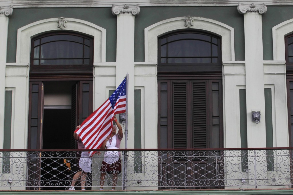 Hotel employees hoist a U.S. flag prior to the arrival of U.S. Senator Patrick Leahy in downtown Havana January 17, 2015. Leahy leads a US group in the first congressional mission to Cuba since the change of policy announced by the President Barack Obama on December 17. REUTERS/Stringer (CUBA - Tags: POLITICS)
