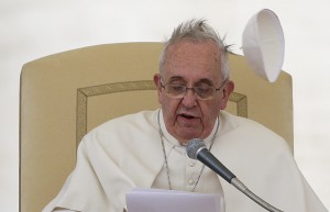 A gust of wind blows Pope Francis's skull cap off during his Wednesday general audience in Saint Peter's square at the Vatican February 19, 2014. REUTERS/Max Rossi  (VATICAN - Tags: RELIGION HEADSHOT)