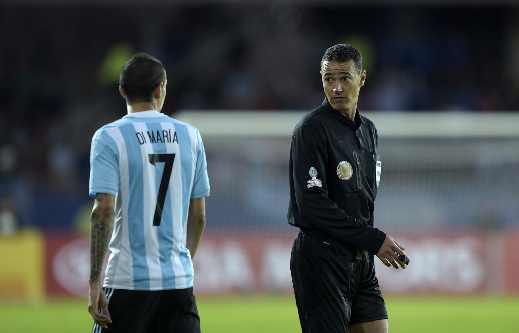 Colombian referee Wilmar Roldan speaks to Argentina's forward Angel Di Maria during the 2015 Copa America football championship match against Paraguay, in La Serena, Chile, on June 13, 2015. AFP PHOTO / JUAN MABROMATA