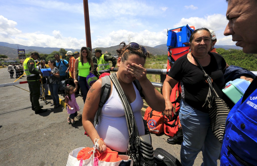 A Colombian woman cries after being deported from Venezuela, as she arrives with her family at the Simon Bolivar bridge border, near Villa del Rosario village, Colombia, August 25, 2015. The ongoing crisis on the border between Colombia and Venezuela should not be used for political point-scoring by leaders in either country ahead of elections in coming months, the Colombian government said on Tuesday. REUTERS/Jose Miguel Gomez