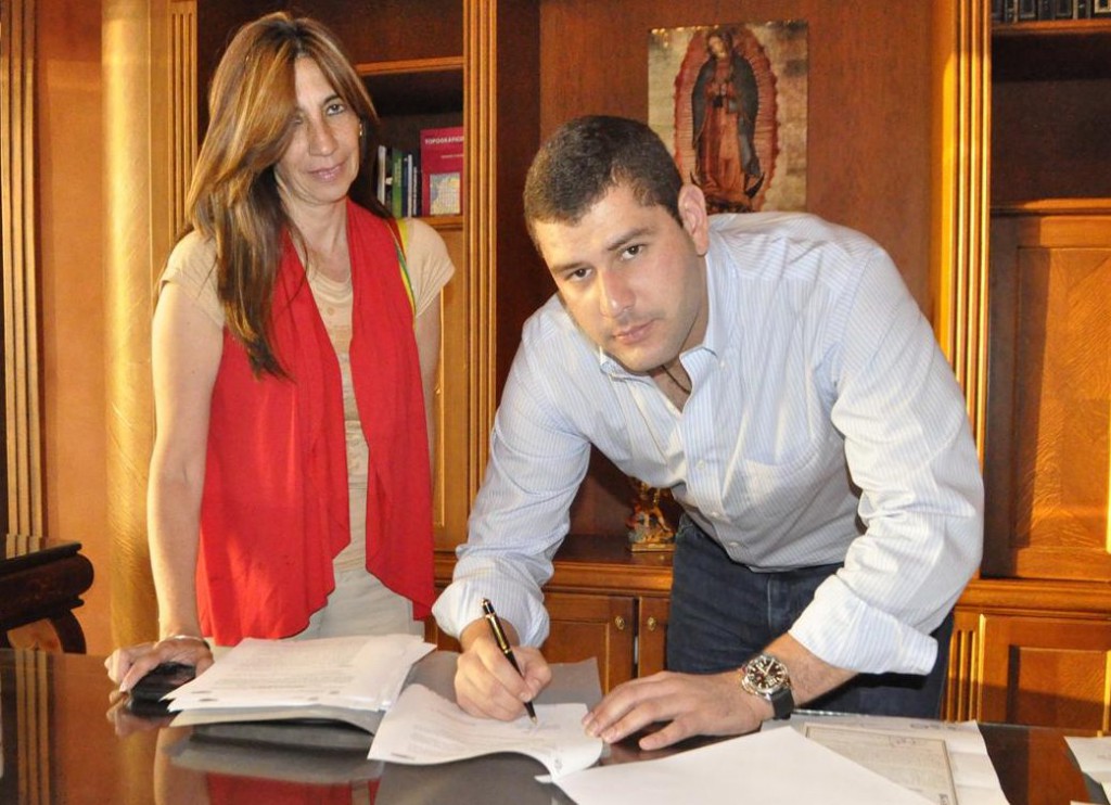 Gobernador-firma-Pacto-