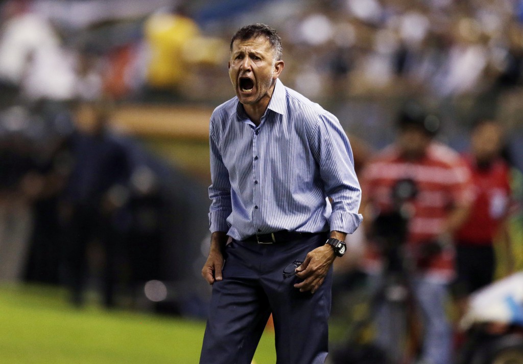 Manager of Colombia's Atletico Nacional Juan Carlos Osorio shouts during their Copa Libertadores their soccer match against Paraguay's Libertad at the Nicolas Leoz stadium in Asuncion, February 19, 2015. REUTERS/Jorge Adorno (PARAGUAY - Tags: SPORT SOCCER) - RTR4QBSA