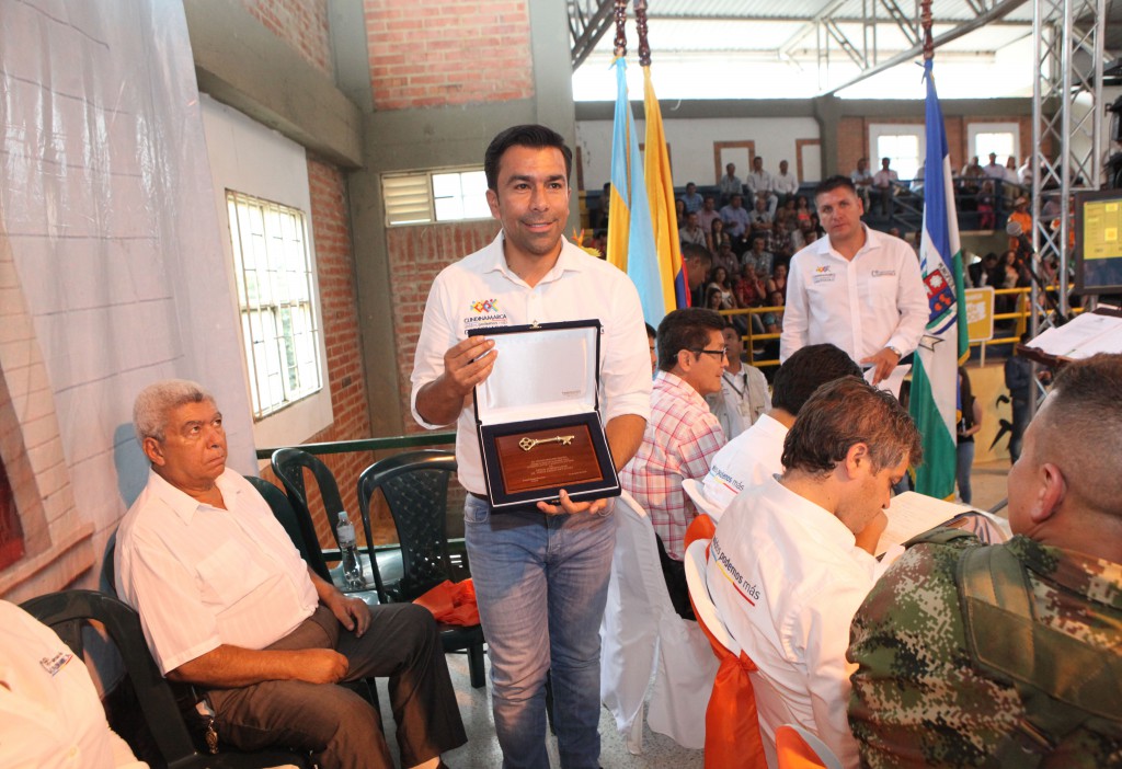 Entrega de las llaves de Pacho a gobernador Rey