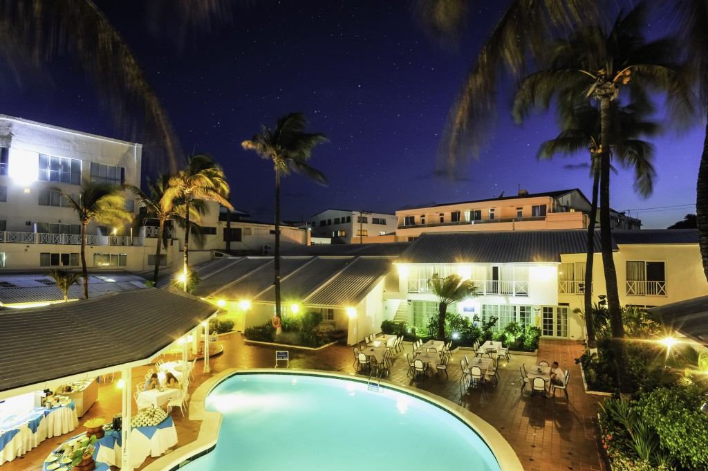 Piscina vista nocturna— Hotel Casa Blanca, San Andrés Islas C