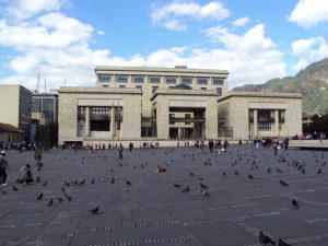 Plaza_de_Bolívar._Al_fondo_el_palacio_de_justicia._Bogotá