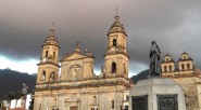 Los violentos cambios de clima que ha sufrido Bogotá se pueden observar en la gráfica tomada desde la Plaza de Bolívar. Después de una mañana soleada en la tarde se […]