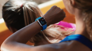 Este reloj contará con capacidad de almacenamiento de 8Gbs de memoria selectiva según el tipo de archivo, no es sumergible anunció Apple, pero entre las características que sí posee, esta [&hellip;]