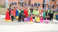 Los hijos de los beneficiarios en Amagá con el símbolo de la vivienda en Colombia No obstante las dificultades que  hubo por el clima para transportarse por medios  terrestre y [&hellip;]