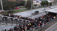 Las estaciones se han convertido en unos corrales. Las directivas han determinado pasar de agache frente a los problemas que están construyendo una tragedia. Foto Primicia.   Víctor Hugo Lucero […]