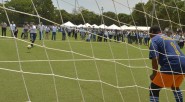El presidente  Juan Manuel Santos, en la cancha de fútbol del barrio Doce de Octubre, de Valledupar , en un encuentro entre las víctimas del conflicto y las autoridades. Mediante [&hellip;]