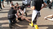 Dos jóvenes calentaron el hierro con un soplete, los muchachos, como presas, estaban en la esquina, amarrados de pies y manos con cadenas y con nada más puesto que la [&hellip;]