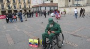 En un costado la representación del líder cubano Fidel Castro dormía plácidamente, mientras que sus espaldas se encontraba el ESMAD, listo para actuar en caso de desórdenes. &nbsp; Textos y fotos: [&hellip;]