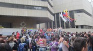 Los manifestantes solicitaron de la Procuraduría cumplir su papel de defensa de los derechos humanos de todos los ciudadanos y no estar al servicio de la ultraderecha. Foto Junior- Primicia [&hellip;]