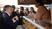 El Presidente Juan Manuel Santos estuvo en el municipio de Soacha, en cuya plaza central disfrutó de las famosas almojábanas de ese municipio cundinamarqués, luego de la presentación en el [&hellip;]