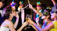 Desde el año 2006, llegó a Colombia la moda de ambientar  la celebración de matrimonios, grados, quince años, celebraciones institucionales entre otras, con la denominada «HORA LOCA»; relajo que va [&hellip;]