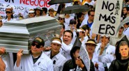 Deudas billonarias de las EPS con los hospitales y las clínicas; se están cerrando instituciones públicas y privadas; planes de ajuste del gobierno Santos se aplican contra los pacientes y [&hellip;]