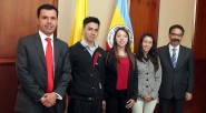 El gobernador de Cundinamarca, Guillermo Rivera Flórez; el embajador de Turquía en Colombia Engin Yürür y los tres jóvenes del departamento becados en Turquía. &nbsp; Jóvenes cundinamarqueses beneficiados con una [&hellip;]