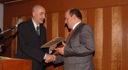El Embajador de Rumanía, Radu Sarbu al entregar al escritor e internacionalista Gerney Ríos González la distinción “150 años de Diplomacia Rumana” &nbsp; &nbsp; Hernando Ayala Ayala Especial Primicia Diario [&hellip;]