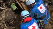 Voluntarios de la Cruz Rojas tratando de sacar del lodo a centenares de víctimas. &nbsp; &nbsp; &nbsp; EL GENERAL RAFAEL HORACIO RUIZ NAVARRO ALCALDE MILITAR DE ARMERO, RECUERDA QUE PASÓ [&hellip;]