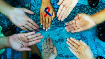 120.000 personas viven con VIH en Colombia &nbsp;  EN COLOMBIA, CERCA DEL 8O.28% DE PERSONAS PORTADORAS DEL VIH SE CONTAGIAN POR VÍA SEXUAL  BOGOTÁ, ANTIOQUIA Y VALLE DEL CAUCA LOS [&hellip;]