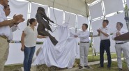 El Presidente Juan Manuel Santos develó una escultura en honor de la niña mártir Omayra, durante la conmemoración de los 30 años de la tragedia de Armero, acto que se cumplió [&hellip;]