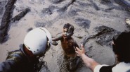Después de 30 años de la avalancha de Armero siguen perdidos más de 250 niños. Los padres continúan obsesionados con su búsqueda y sólo cinco familias se han reencontrado con ellos. Los [&hellip;]