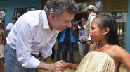 El Presidente Juan Manuel Santos saluda a una pequeña integrante de un grupo de danzas típicas del Vaupés, durante una visita que el Gobierno nacional realiza a su capital Mitú. […]