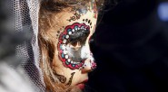 Una niña, con el rostro pintado para parecerse a la figura popular mexicana llamado «Catrina», también conocida como «La Muerte elegante», participa en un concurso en su jardín de niños […]