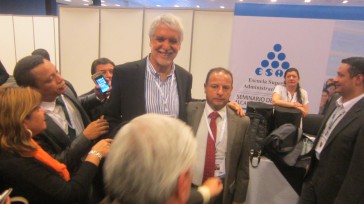 Enrique Peñalosa, alcalde electo de Bogotá, fue la persona más asediada por sus propios colegas que querían tomarse una foto con él, durante el encuentro de alcaldes y gobernadores electos [&hellip;]