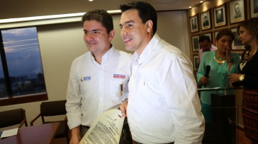 Ministro de Vivienda, Luis Felipe Henao, recibiendo la condecoración Caballero de Manizales por parte del Alcalde de esa ciudad, Jorge Eduardo Rojas. Foto: Jaime Reyes.  El Ministro Luis Felipe Henao, [&hellip;]