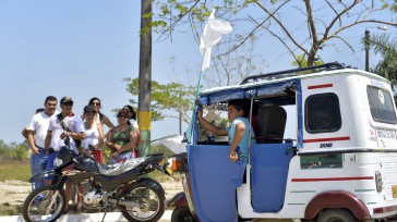 Un mototaxista exhibe la bandera de la paz  en Orocué, Casanare, aspirando que la guerra interna termine. Foto Efraín Herrera.