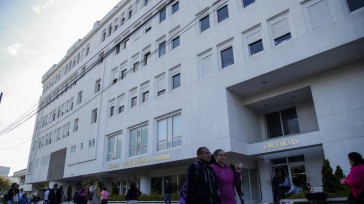 Faltan implementos básicos como guantes de manejo y toallas de papel. Se evidencia que no se ha realizado mantenimiento a los equipos médicos especializados, como los de la sala de [&hellip;]
