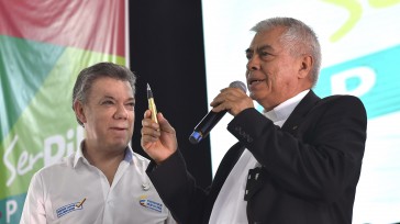  El Presidente Juan Manuel Santos obsequió al Rector de la Universidad Pontificia Bolivariana de Medellín, presbítero Julio Jairo Ceballos, el ‘balígrafo’, una bala convertida en bolígrafo, como símbolo de la [&hellip;]