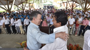 El Presidente Juan Manuel Santos le dio el abrazo de la paz a Roberto Sáenz, hermano del líder de las FARC, Guillermo León Sáenz, conocido como ‘Alfonso Cano’, en Villeta, […]