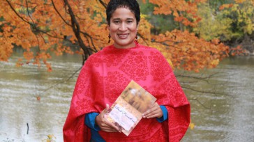 Ilka Oliva Corado Columnista Invitada &nbsp; No sé en cuántas ocasiones me han preguntado qué escritores y poetas me han influenciado, mi respuesta siempre es la misma: ninguno. Si mencionara   por [&hellip;]