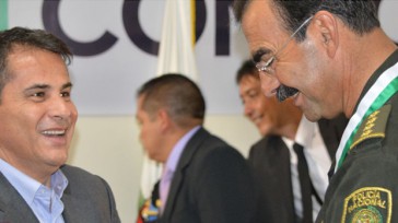 En la gráfica el entonces senador Carlos Ferro, condecorando al director de la Policía Rodolfo Palomino. Hoy los dos personajes estan siendo protagonistas de primer orden en el escándalo sexual [&hellip;]