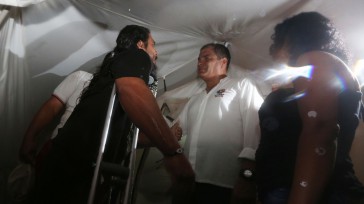 Personalmente el presidente del Ecuador Rafael Correa, atiende personalmente a los damnificados del terremoto.