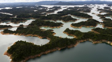 Panorámica del embalse Peñol-Guatapé, localizado en el oriente de Antioquia, cuya central hidroeléctrica estará a plena capacidad en junio próximo y no en septiembre como se estimaba inicialmente.