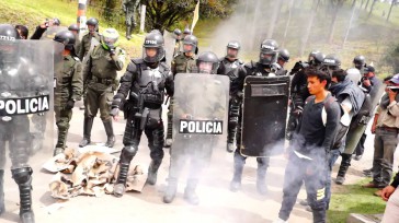 Los policías atacaron una escuela de Quinamayo ubicada sobre la vía donde estaban muchos de los manifestantes de los Consejos Comunitarios de Comunidades Negras del Norte del Cauca.   «Estrategia […]