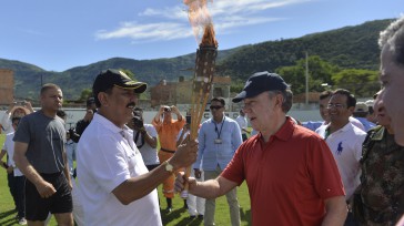 Con una llama olímpica como símbolo de reconciliación, el Presidente Juan Manuel Santos inauguró el Estadio Municipal de la Paz en Apulo, Cundinamarca. &nbsp; &nbsp; &nbsp; &nbsp; &nbsp; Rafael Camargo [&hellip;]