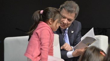 El Presidente Santos lee un fragmento de un cuento a una pequeña participante en el Festival Iberoamericano de Literatura Infantil y Juvenil, inaugurado este martes en el Teatro de Bellas [&hellip;]