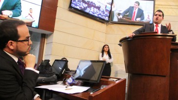 Durante una hora el representante Bedoya expuso ante la plenaria del Senado, las consideraciones que lo llevaron a acusar por el delito de concusión al magistrado de la Corte Constitucional, […]