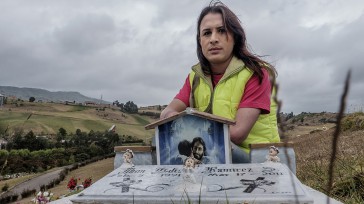 Un  trabajador social y especialista en fotografía de la Universidad Nacional de Colombia (U.N.), a través de sus  imágenes visibilizó a las personas LGBT, víctimas del conflicto armado que ha golpeado fuertemente [&hellip;]