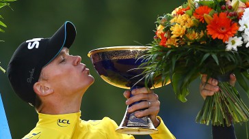 Chris Froome saborea la gloria en París por tercera vez.   El ciclista británico sella un nuevo triunfo en el Tour de Francia, cruzó la línea de meta de los […]